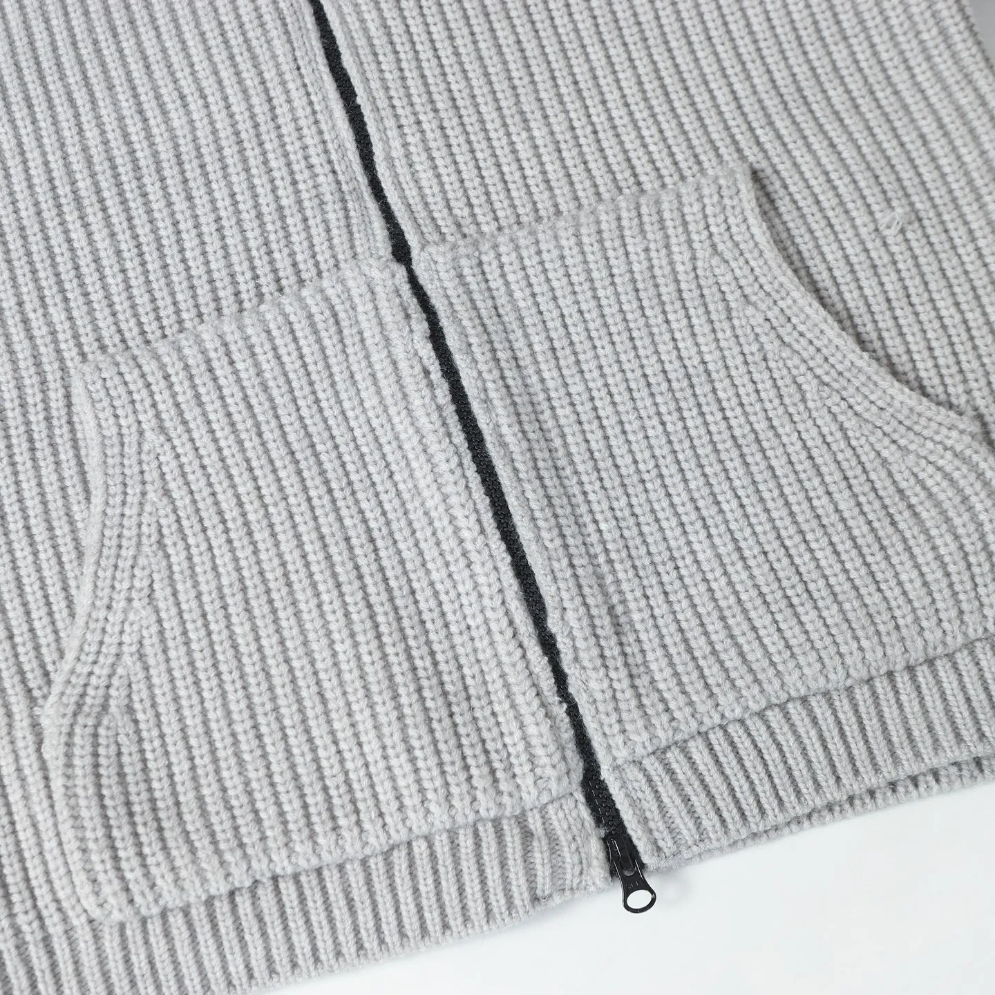 P610 Stone Island thick-knit cashmere zipper hooded cardigan. Originally purchased for 19,800, it took 2 months to develop. Custom-made woolen cashmere fabric was made and smoothed to be skin-friendly and not prickly. The color was dyed three times to achieve the original color effect. The armband pattern is embroidered using fixed-dyed matte embroidery threads on the board and stitch embroidery. The pattern is embroidered by Tajima machine with thousands of needles. The stitching is fine and dense, without connecting lines. The pattern is clear and has a strong sense of lines and three-dimensionality, which enriches the spatial level of the overall picture. The flat knitting fabric uses imported three-needle ultra-thick needles and customized zippers, which are expensive. In order to achieve the best results, no cost is considered. The weight of the whole garment reaches 1,400 grams, and the three-standard accessories are complete.  Size:S-M-L-XL